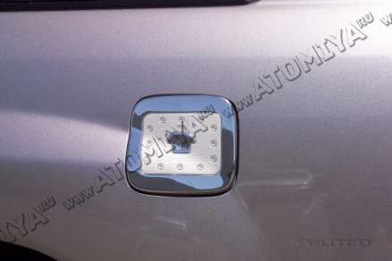 накладка на крышку лючка бензобака, хром. для Toyota Land Cruiser J100 1998-2007